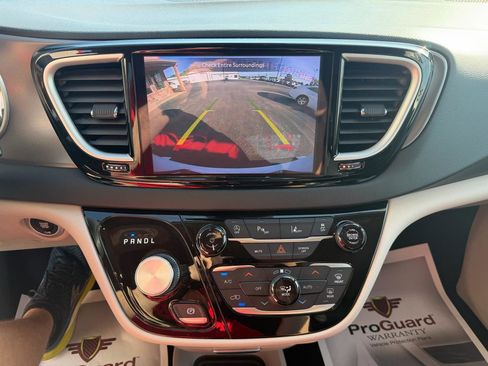 Used 2023 Chrysler Pacifica Touring-L FWD image 31
