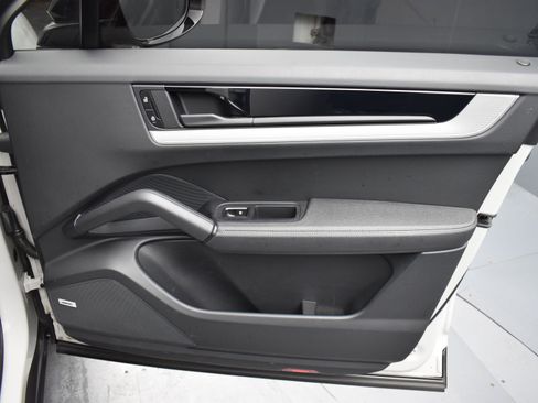 Used 2024 Porsche Cayenne Coupe image 6