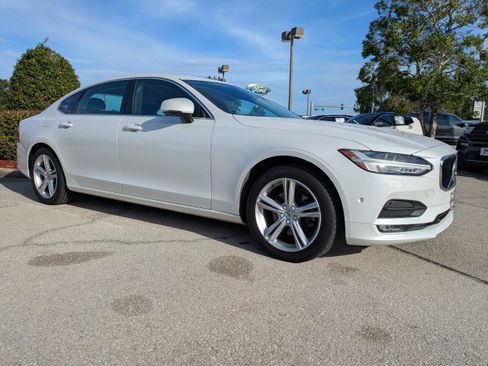 Used 2018 Volvo S90 T5 Momentum w/ Convenience Package image 2