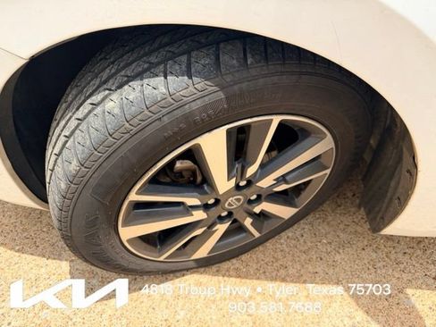 Used 2022 Nissan Versa SV FWD image 4