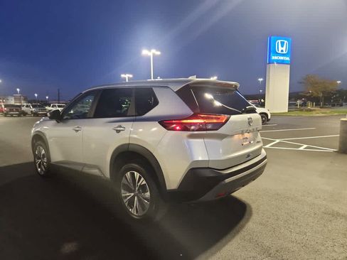 Used 2023 Nissan Rogue SV image 4