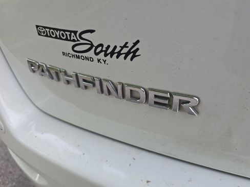 Used 2014 Nissan Pathfinder SV AWD/4WD image 10