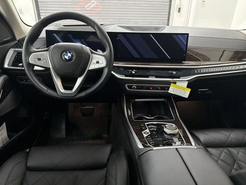 Used 2025 BMW X7 xDrive40i w/ Premium Package image 4
