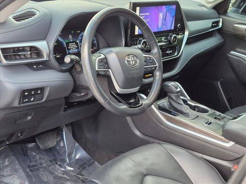 Used 2024 Toyota Highlander Platinum FWD image 9