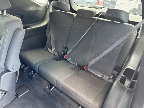 Used 2025 Chevrolet Traverse LT FWD image 24