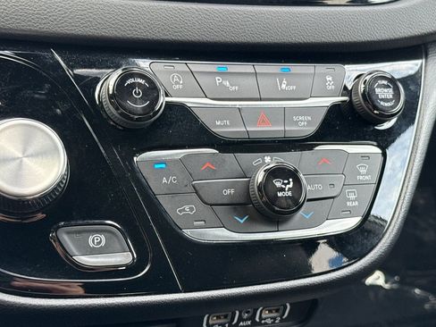 Used 2025 Chrysler Voyager LX image 20