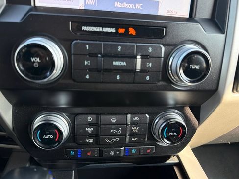 Used 2019 Ford F150 Lariat w/ Equipment Group 502A Luxury AWD/4WD image 17