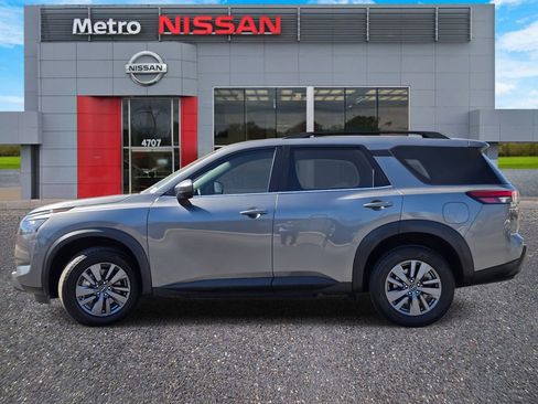 Used 2025 Nissan Pathfinder SV image 3