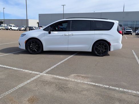 Used 2024 Chrysler Pacifica Touring-L w/ S Appearance Package image 3