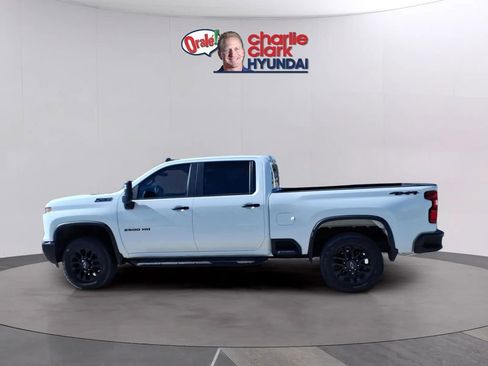 Used 2025 Chevrolet Silverado 2500 Custom w/ Custom Value Package image 2