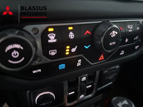 Used 2025 Jeep Wrangler Unlimited Sahara image 29