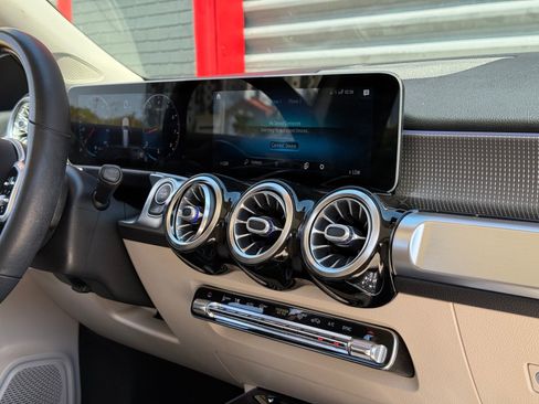 Used 2021 Mercedes-Benz GLB 250 w/ Premium Package image 19