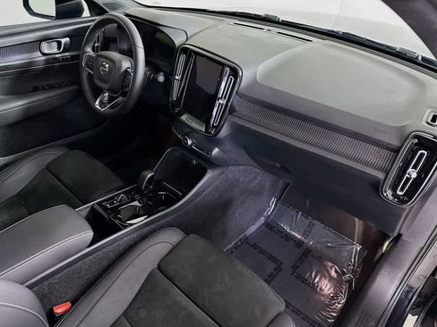 Used 2023 Volvo XC40 B5 Plus image 31
