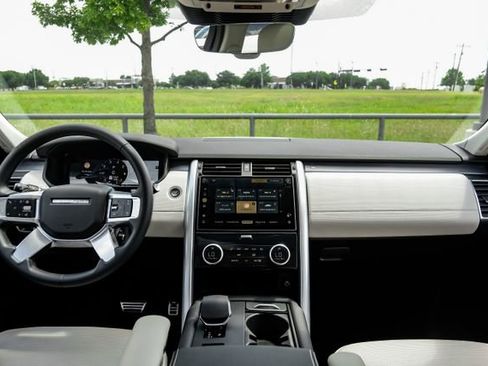 Used 2025 Land Rover Discovery Dynamic SE AWD/4WD image 17