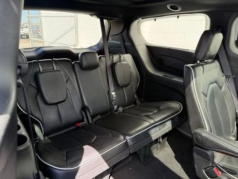 Used 2025 Chrysler Pacifica Limited FWD image 18