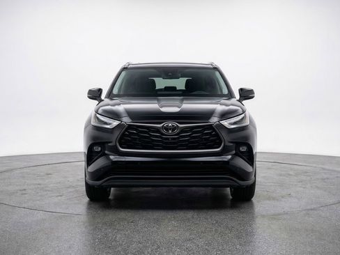 Used 2025 Toyota Highlander XSE AWD/4WD image 2