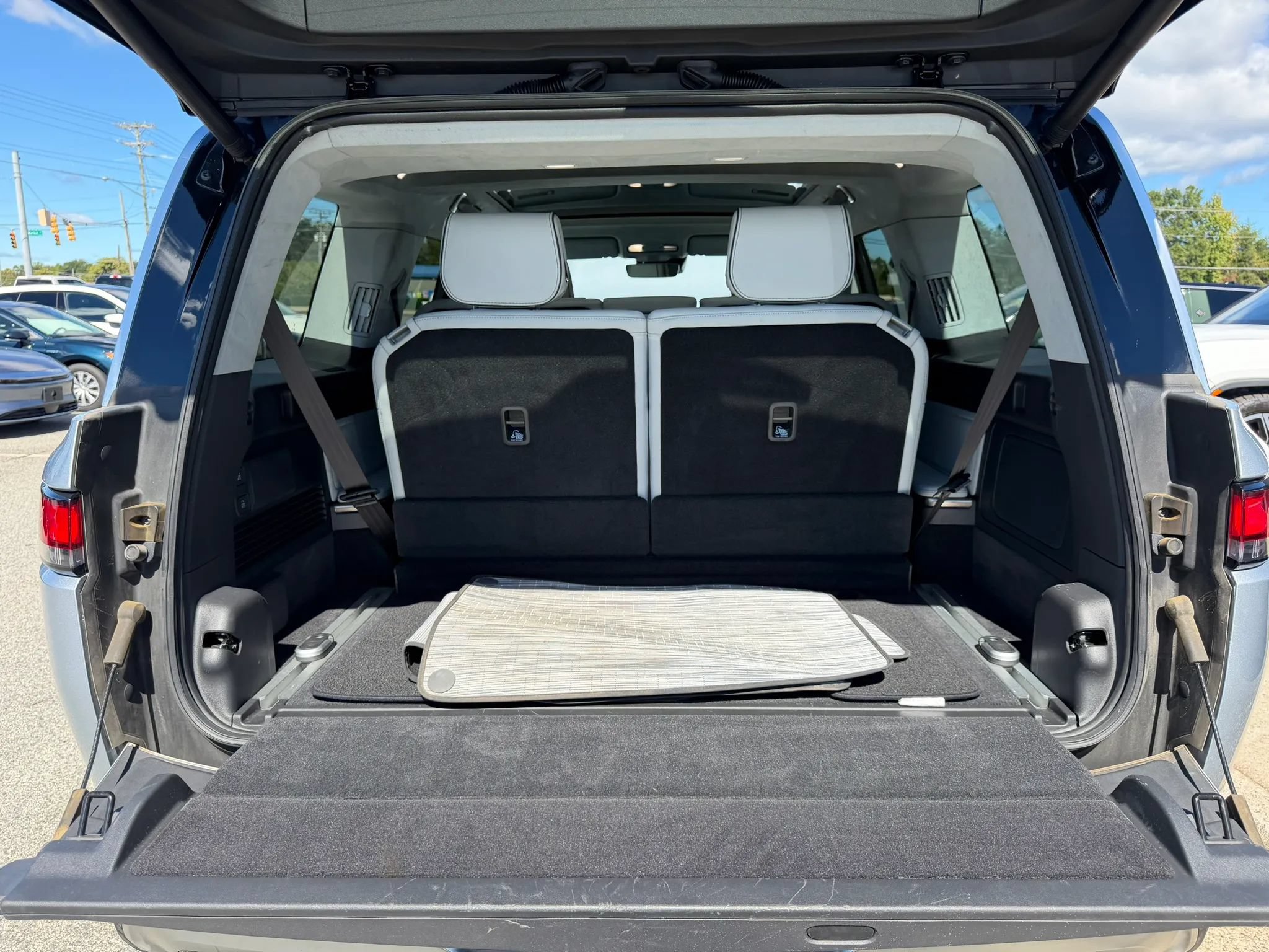 Used 2024 Rivian R1S Adventure Dual AWD/4WD image 37