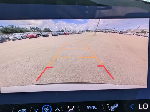Used 2025 Chevrolet Traverse LT FWD image 26