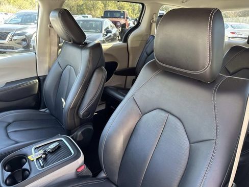 Used 2024 Chrysler Pacifica Touring-L image 11