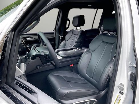 Certified 2025 Jeep Wagoneer Series III w/ Premium Group I AWD/4WD image 23