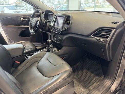 Used 2019 Jeep Cherokee Trailhawk image 25