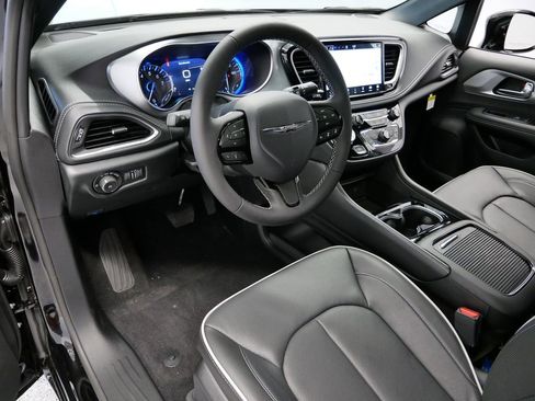 New 2026 Chrysler Pacifica Limited w/ S Appearance Package image 2