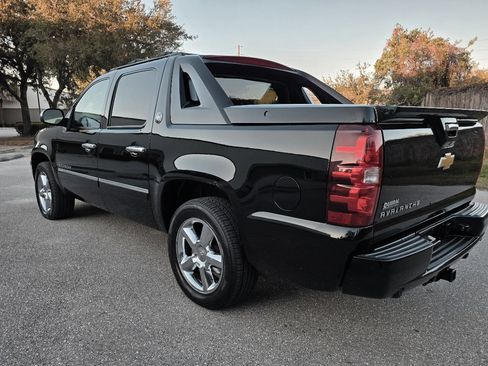 Used 2013 Chevrolet Avalanche LTZ image 7