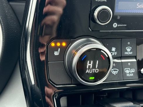 Used 2022 Toyota Highlander XLE image 27