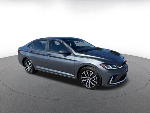 Used 2025 Volkswagen Jetta SE image 2