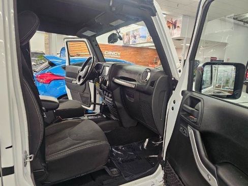 Used 2018 Jeep Wrangler Unlimited Sahara w/ Connectivity Group AWD/4WD image 11
