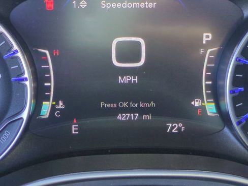 Used 2023 Chrysler Pacifica Touring-L w/ S Appearance Package image 11