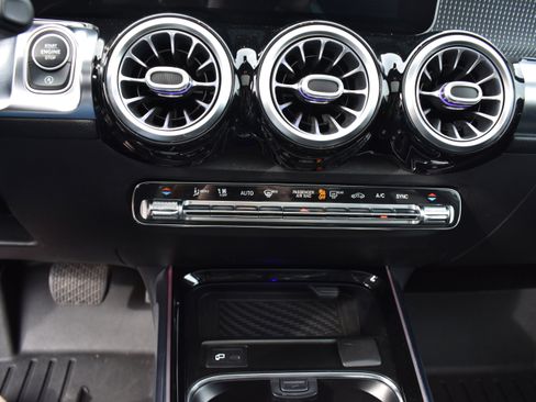 Used 2020 Mercedes-Benz GLB 250 GLB 250 image 23