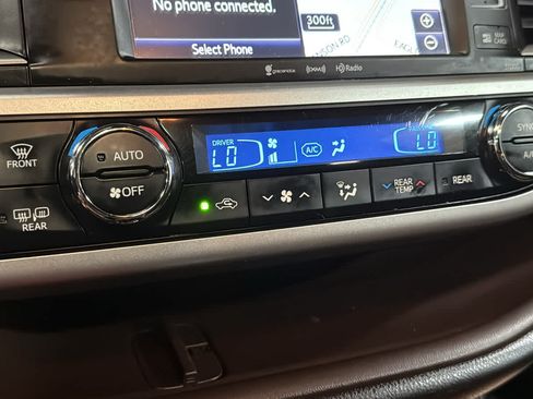 Used 2019 Toyota Highlander XLE AWD/4WD image 19