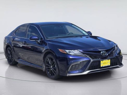 Used 2022 Toyota Camry XSE FWD image 3