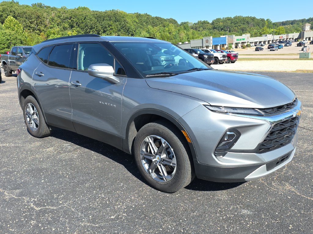 Used 2023 Chevrolet Blazer LT w/ Sound & Technology Package FWD image 2