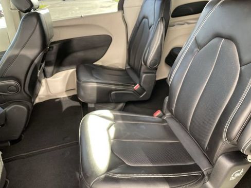 Used 2024 Chrysler Pacifica Touring-L FWD image 21