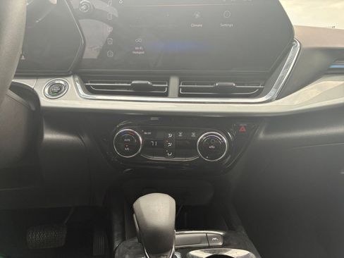 Used 2025 Chevrolet Trax LT image 17