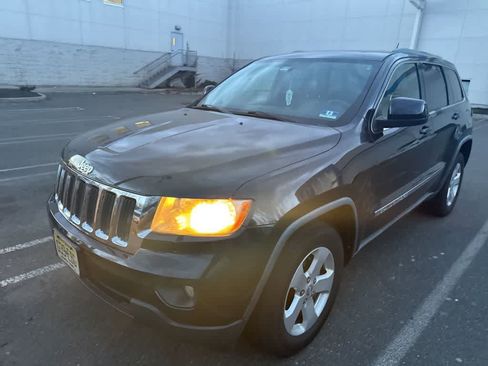 Used 2011 Jeep Grand Cherokee Laredo image 4