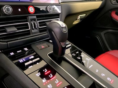 Used 2025 Porsche Macan image 17