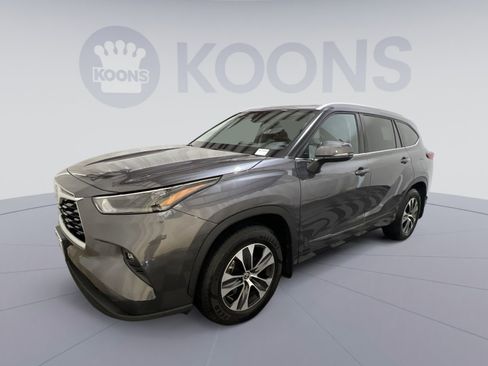 Used 2022 Toyota Highlander XLE w/ Protection Package #3 (TMS) AWD/4WD image 5