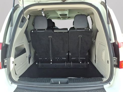 Used 2014 Chrysler Town & Country Touring FWD image 32