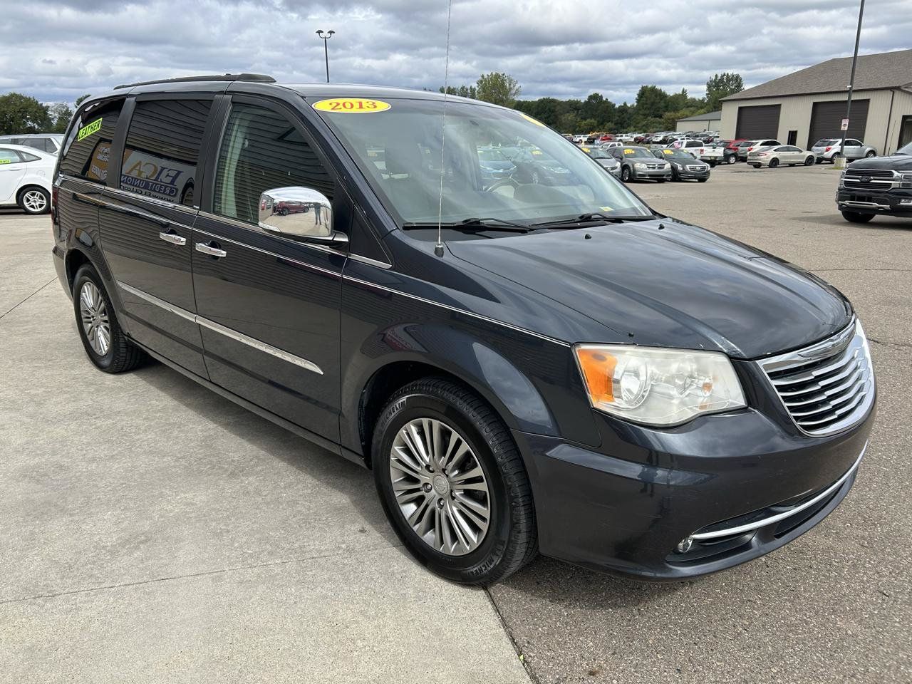Used 2013 Chrysler Town & Country Touring-L w/ Driver Convenience Group FWD image 3