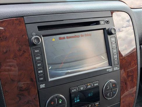 Used 2013 Chevrolet Suburban LTZ RWD image 12