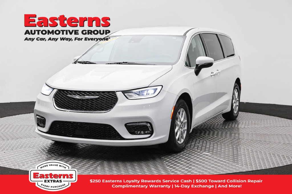 Used 2023 Chrysler Pacifica Touring-L FWD image 1