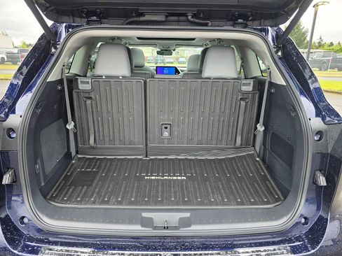 New 2026 Toyota Highlander Platinum AWD/4WD image 16