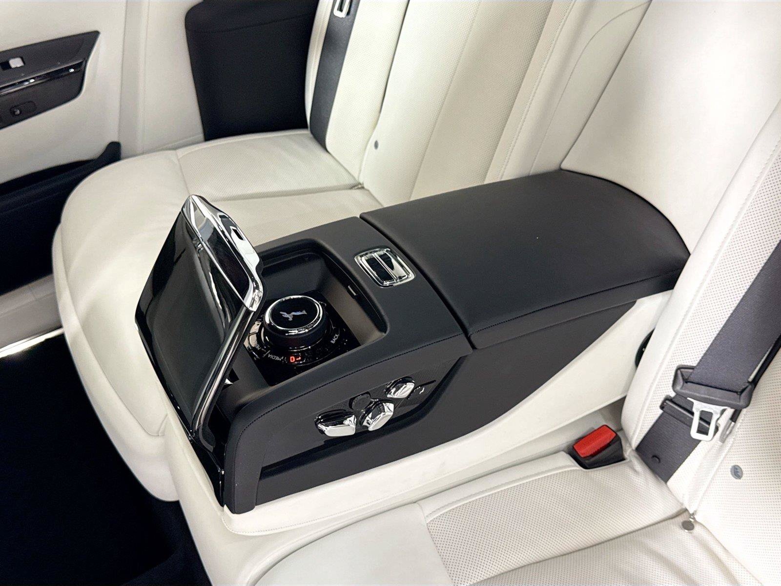 Used 2023 Rolls-Royce Phantom Sedan RWD image 29