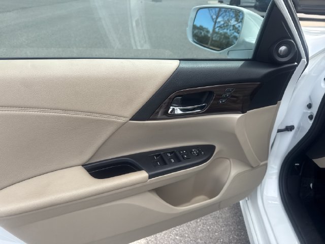 Used 2017 Honda Accord Touring image 9