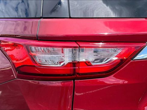Used 2021 Chevrolet Traverse LT FWD image 31