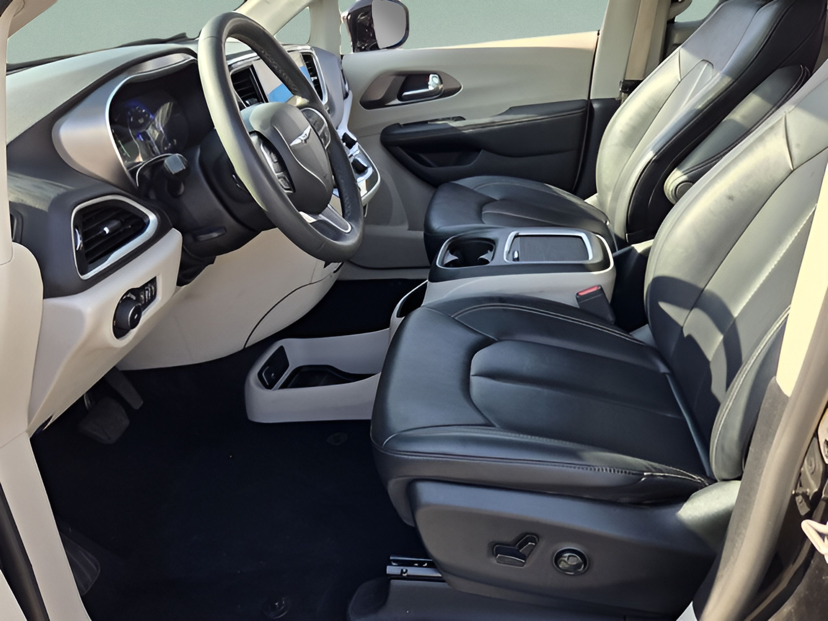 Used 2024 Chrysler Pacifica Touring-L FWD image 10