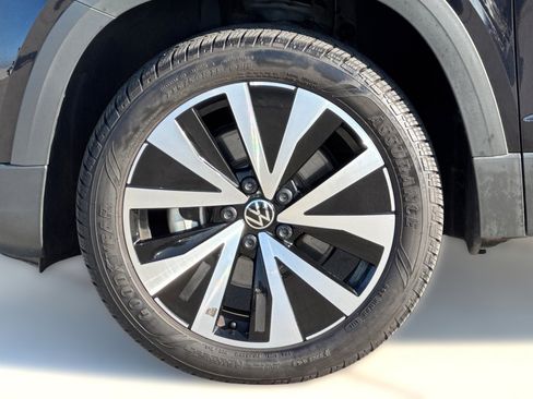 Used 2024 Volkswagen Taos SE image 11